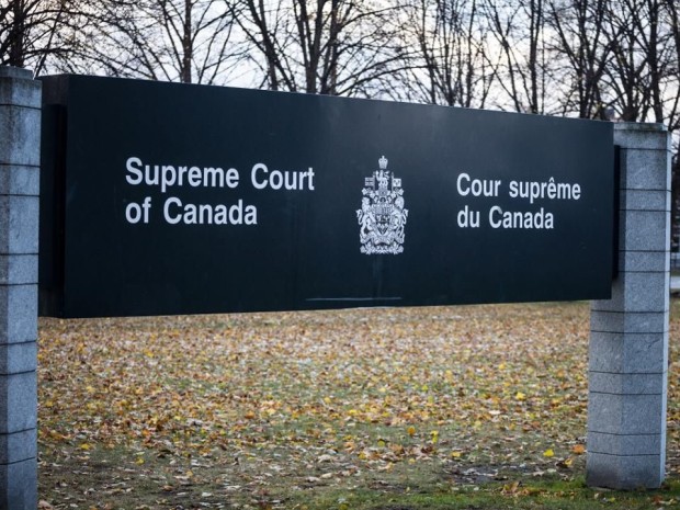 Cartel que muestra la entrada de la Corte Suprema de Canadá en Ottawa. La Corte Suprema de Canadá es el tribunal supremo del país, la instancia de apelación final del sistema de justicia canadiense. Foto: Forbes