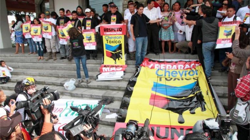 Protestas. En Ecuador y en varios países, los presuntos afectados por la contaminación petrolera reclaman el pago de la sentencia de Chevron. Foto: Expreso