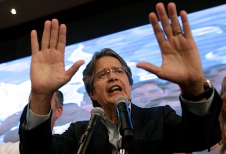 Candidato conservador Guillermo Lasso em discurso nas eleições deste domingo (20, no Equador (Foto: REUTERS/Henry Romero)