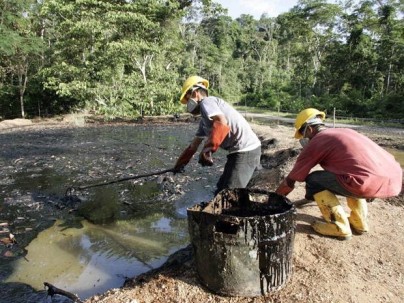 Trabalhadores petroleiros do Equador limpam um tanque de combustível contaminado em Taracoa nesta foto tirada em 10 de dezembro de 2007. Os moradores locais, que querem US$ 19 bilhões de indenização, levaram seu caso para os tribunais do Canadá, da Argentina e do Brasil. REUTERS/Guillermo Granja