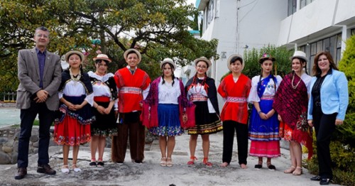 Los Ponchos Y Sombreros De Paja Son Parte De La Vestimenta Tradicional ...