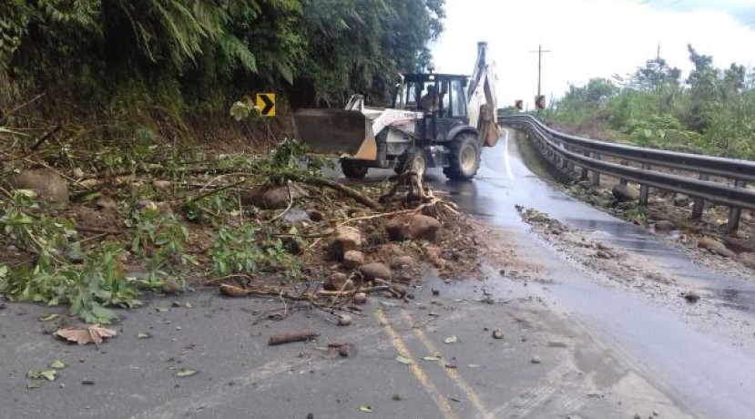 En la vía Baños-Puyo se registraron diferentes deslizamientos que fueron despejados en el transcurso de la mañana de este jueves 2 de enero del 2020. Foto: Cortesía ECU 911. Foto: El Comercio