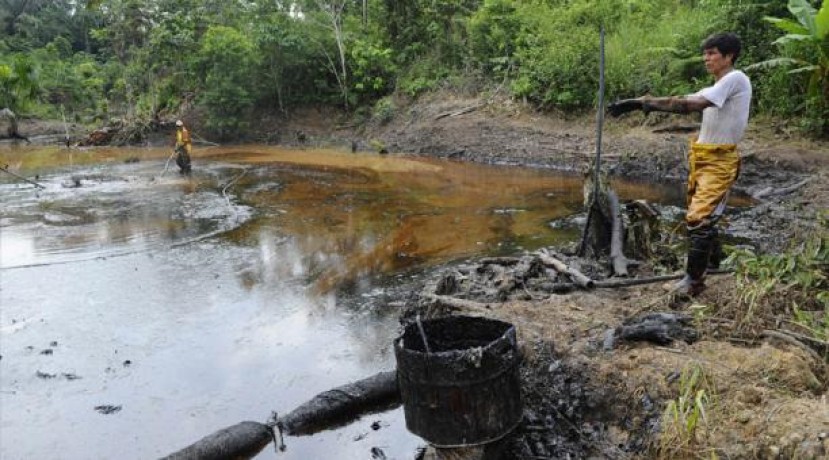 Cientos de comunidades en la Amazonía ecuatoriana reclaman desde hace más de tres décadas reparación por la contaminación causada por pozos petroleros de Chevron. Foto: El Comercio