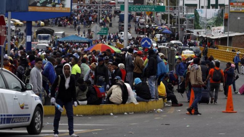 Migrantes venezolanos en el puente de Rumichaca. Foto: Expreso
