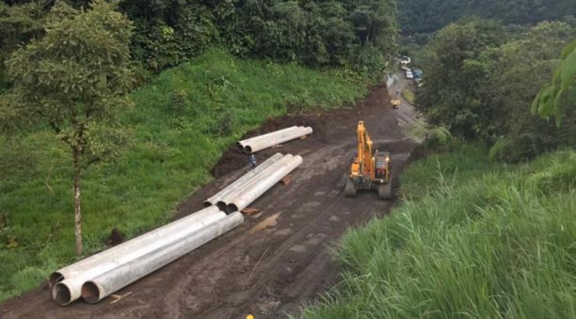 Un grupo de técnicos del Oleoducto de Crudos Pesados (OCP) repara oleoductos dañados por un deslave registrado a inicios de abril del 2020. Foto: EFE/ OCP