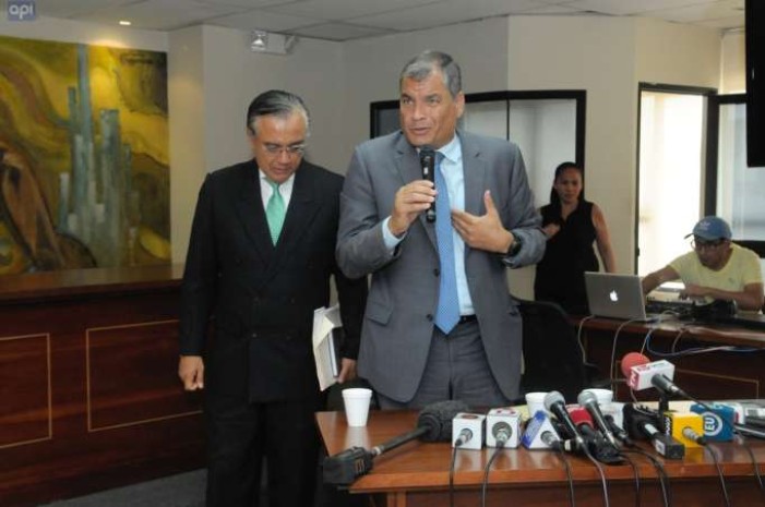 AUDIENCIA. El pasado jueves se ordenó la prisión preventiva de Rafael Correa, acompañado de Alexis Mera (izquierda). Foto: La Hora