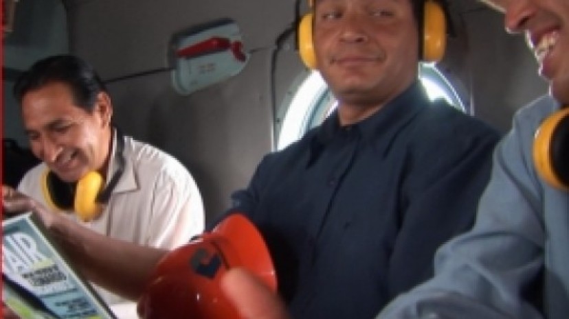 El Presidente viaja en el helicoptero al “toxic tour”. A su lado Luis Yanza y Pablo Fajardo.