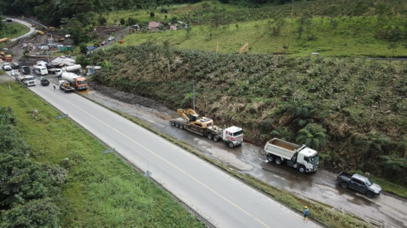  El Ministerio de Transporte construye unas dos variantes para la vía E45, en el sector San Rafael, este 26 de mayo. - Foto: MTOP