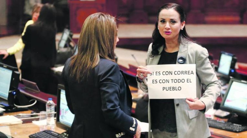 Protesta. Los correístas llevaron su queja a la Asamblea. En la foto, la guayaquileña Marcela Aguiñaga. Foto: Expreso