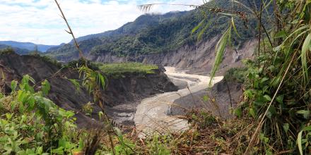 La erosión del río Coca pone en riesgo infraestructuras cruciales