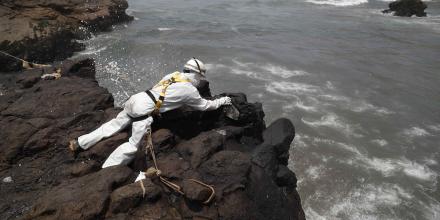 Perú: Vertido de petróleo afecta a unas 47 hectáreas en la costa norte