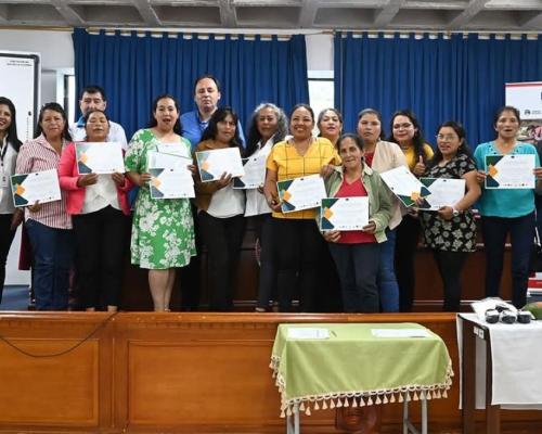 14 mujeres concluyeron escuela de emprendimiento