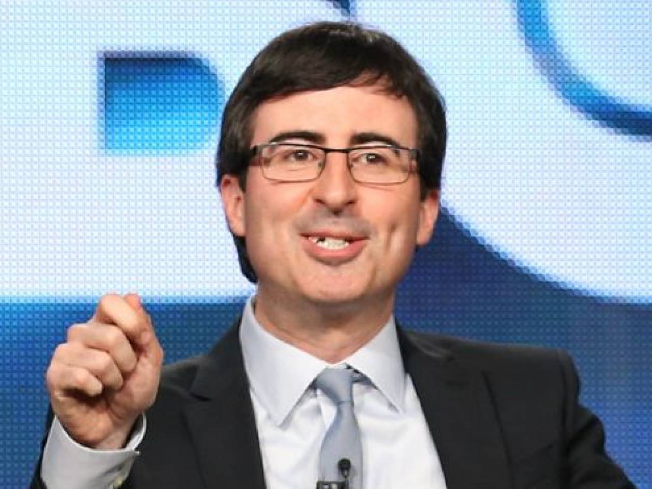 Qué llevó al famoso humorista John Oliver a burlarse de Rafael Correa?