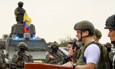 Noboa llegó con casco, chaleco de protección y en medio de un fuerte dispositivo de seguridad / Foto: cortesía Presidencia 