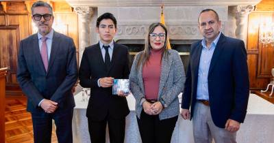 El viceministro de Movilidad Humana, Alejandro Dávalos (izquierda), y la ministra de Inclusión Económica y Social, Zaida Rovira, presentaron el catálogo / Foto: cortesía Cancillería