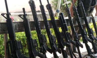 Los reclusos contaban con 14 fusiles de largo alcance, 23 pistolas de calibre 9 milímetros, 2 revólveres de calibre 38 milímetros y 2 subametralladoras de tipo Mini Uzi / Foto: cortesía FF.AA.