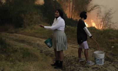 En el combate contra las llamas participan 215 efectivos del Cuerpo de Bomberos de Quito / Foto: EFE