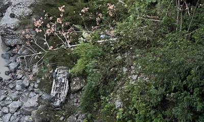 Una camioneta perdió la pista y se estrelló antes de caer a un barranco del río Paute./ Foto: cortesía