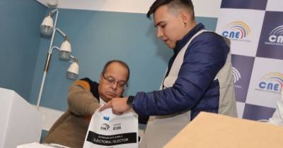 La primera persona que ejerció el Voto en Casa fue en Pichincha / Foto: cortesía CNE