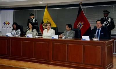 TRABAJO. La presidenta Aguirre, junto a otras autoridades, durante su rendición de cuentas. Foto: La Hora