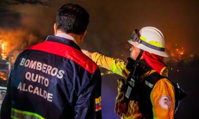 Pabel Muñoz, alcalde de Quito, monitorea uno de los incendios en la capital / Foto: cortesía Bomberos Quito