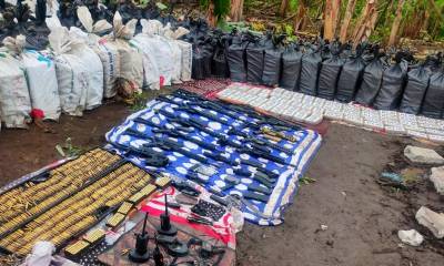 El Ejército informó el hallazgo de unas diez toneladas de droga y doce fusiles escondidos en una plantación en la provincia de Los Ríos / Foto: cortesía Policía Nacional 