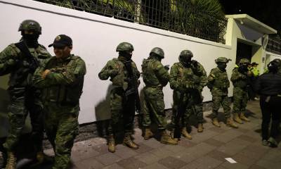 La Policía trepó por los muros de la sede diplomática mexicana para capturar a Glas / Foto: EFE
