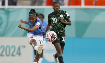 Ayomide Rotimi de Nigeria disputa el balón con Valeria Briones de Ecuador / Foto: EFE