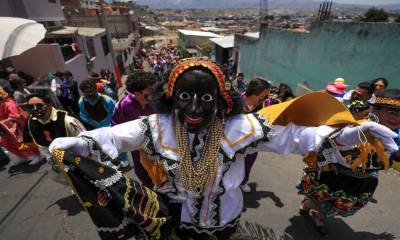 La fiesta deslumbró con personajes únicos, trajes coloridos, bailes, música vibrante, gastronomía y las famosas loas dedicadas a la virgen / Foto: EFE