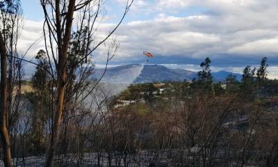 En torno a Quito hay cinco incendios activos y otros dos bajo control / Foto: cortesía Bomberos Quito