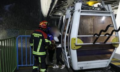 El Cuerpo de Bomberos de Quito realizó las valoraciones médicas a las personas que descendían de las cabinas / Foto: cortesía Bomberos Quito 