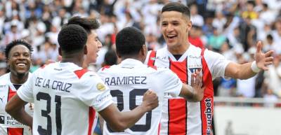 El goleador paraguayo, Alex Arce, celebra con sus compañeros / Foto: cortesía Liga