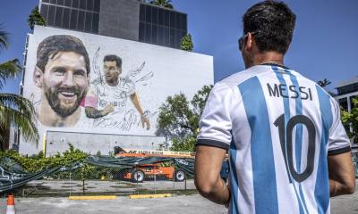 Este Messi sonriente de más de 20 metros de altura es obra del también argentino Ignacio Bagnasco y se erige en el barrio de Wynwood / Foto: EFE