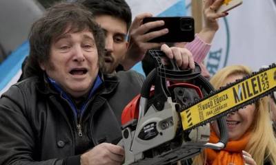 Javier Milei, presidente de Argentina, utilizó una motosierra en su campaña / Foto: EFE