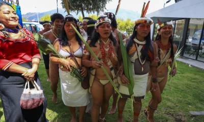 Indigenas waorani participan hoy en el arranque de la caravana por todo el territorio ecuatoriano para pedir el voto por el "Sí" en la consulta nacional del próximo domingo / Foto: EFE