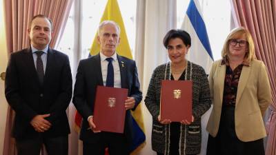 La canciller Gabriela Sommerfeld y el embajador de Israel en Ecuador, Tzach Sarid, participaron en la ceremonia / Foto: cortesía Cancillería