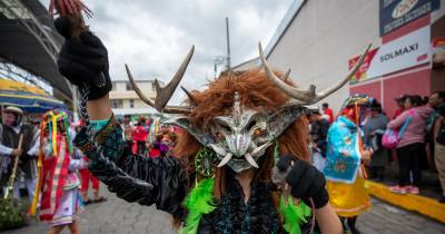 A unos 120 kilómetros al sur de Quito, gente vestida de diablos, con máscaras coronadas por inmensos cuernos y expresiones que parecen nacidas de las peores pesadillas, bailan durante la tradicional 'Diablada de Píllaro'/ Foto: cortesía