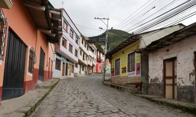 Pese a que en Alausí viven en riesgo, no cuentan con "el apoyo concreto" del Gobierno en vialidad y  / Foto: EFE