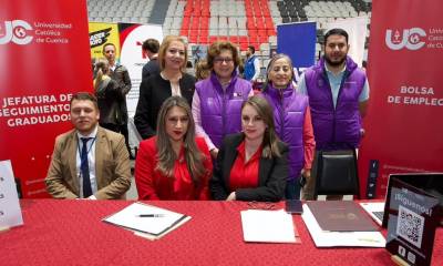 La ministra del Trabajo, Ivonne Núñez (centro), estuvo presente en la Universidad Católica de Cuenca / Foto: cortesía Ministerio de Trabajo