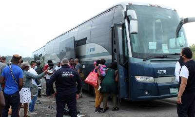 Entre los migrantes, estaban 120 mujeres, hombres y menores de edad. Con ellos viajaban 46 menores de edad no acompañados, así como 91 adultos solos / Foto: EFE