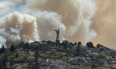 El incendio en El Panecillo alarmó a los quiteños / Foto: cortesía 