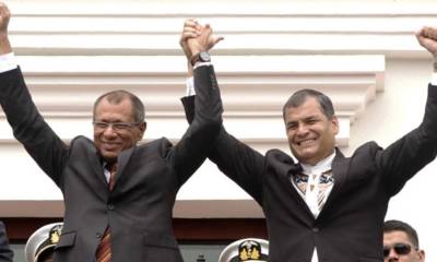 Rafael Correa y Jorge Glas saludan desde el balcón de Carondelet cuando estaban en el poder / Foto: cortesía 