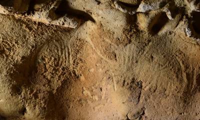 La cueva de la Roche-Cotard, en el centro de Francia, presenta unas marcas no figurativas en la pared, que se interpretan como aleteos, hechas por manos humanas / Foto: EFE