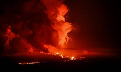 Los flujos de lava en la ladera sur del volcán han estado acompañados por emisiones de nubes de gases  / Foto: EFE