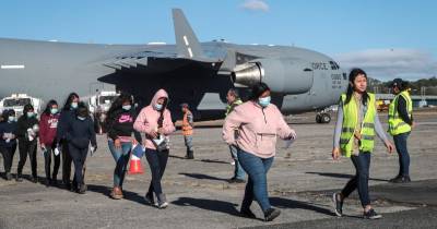 Durante el segundo vuelo de deportación, estuvo presente la vicepresidenta, Karin Herrera / Foto: EFE