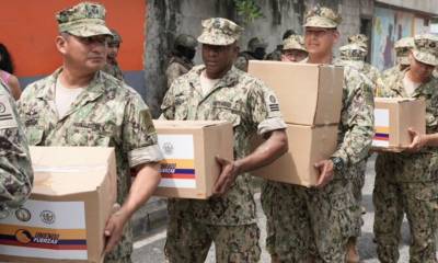 Militares y policías entregaron ayuda humanitaria a Isla Trinitaria / Foto: cortesía Ministerio de Defensa 