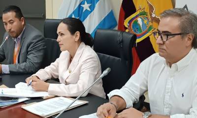 Inés Manzano (centro) reemplaza a Antonio Goncalves (derecha) en el Ministerio de Energía y Minas / Foto: cortesía MAATE