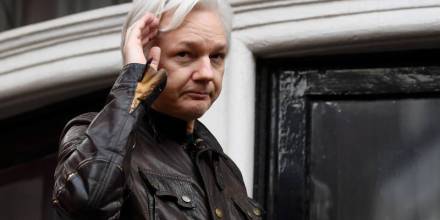 Informes de Contraloría confirman irregular trato a situación de Julian Assange