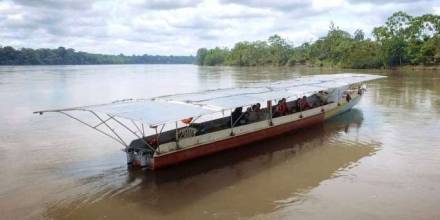 Los achuar se mueven ahora en canoa solar