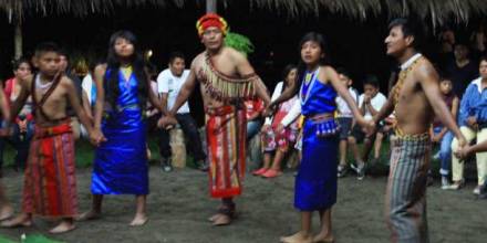 Los shuar fermentan chicha con danza